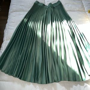 Small HM green flow skirt